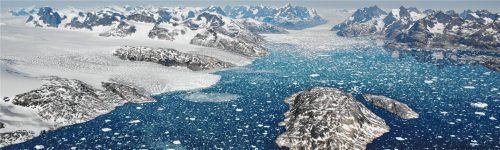 Auslaufende Gletscher kalben Eisberge in die Gewässer des Mogens Heinesen Fjords, Südwestgrönland. Der schmelzende Eisschild Grönlands hat den weltweiten Meeresspiegel seit 1992 bereits um 10,6 Millimeter steigen lassen.Foto DPA