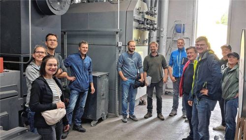 Bauhofleiter Robert Späth (Vierter von links) und Bürgermeister Franz Wieser (Sechster von links) gewähren dem neuen Gemeinderat Einblicke in die Funktionsweise und die Bedeutung des Heizwerkes Kirchdorf. Foto Kürzeder/Gemeinde Kirchdorf