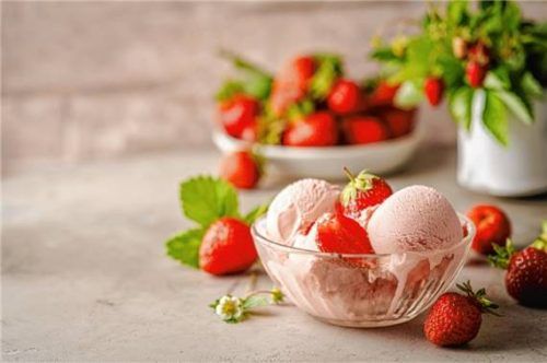 Beeren-Knaller: Erdbeereis mit frischen Erdbeeren. Foto Imago