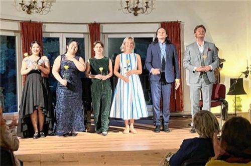 Begeisterter Applaus für (von links) Pianistin Hibiki Sagae, Yoojin Lee, Tamara Obermayr, Kammersängerin Marlis Petersen, Thomas McGowan und Juho Stén.Foto Janoschka