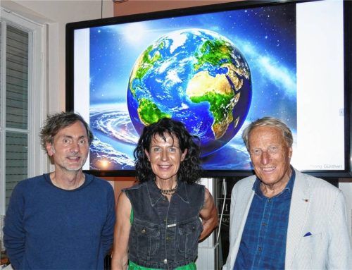Begrüßten 30 Besucher zu der Infoveranstaltung über die Schwammstadt und kostengünstiges Bauen: (von links) Florian Dilg, Christine Degenhart und Professor Wolfgang Günthert. Foto Alfred Schubert