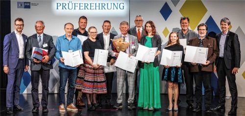 Bei den Ehrungen: (von links) Jens Wucherpfennig, Hans-Christian Kellendorfer, Fritz Mußner, Rudolf Reichl, Silke Dobesch, Peter Lerchner, Armin Roßmeier, Dr. Uwe Oetzel, Melanie Bock, Birgit Thanner, Martin Hundsberger, Thomas Zinner und Andreas Bensegger. Foto Balk/IHK