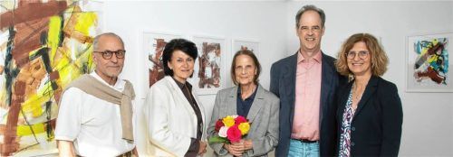 Bei der Ausstellungseröffnung: (von links) Karl Aß, Rosi Hell, Sylvia Roubaud, Manuel Fischer und Karina Dingler. Foto Berger