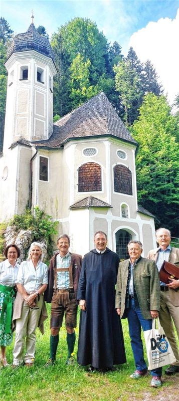 Bei der Besichtigung der Ölbergkapelle: Hofrätin Lucia Luidold (Leiterin Salzburger Volkskultur), Dr. Ika Goldhammer (Müllner-Peter-Museum), Gastgeber Georg Antretter, Erzabt em. von Salzburg Korbinian Birnbacher OSB, Dieter Höpfner (Vorsitzender Freundeskreis Müllner Peter) und Georg Graf Saurma (Kirchenpfleger Sachrang; von links) an der Ölbergkapelle. Foto hötzelsperger