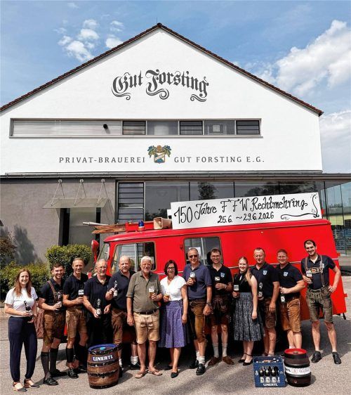 Bei der Bierprobe: (von links) Bernadette Reithmeier, Braumeisterin vom Unertl, Xander Haunolder, Martin Schmid, Franz Kitzeder, Stefan Voglsamer, Georg Lettl, Geschäftsführer der Brauerei Forsting, Bürgermeisterin Irmgard Daumoser, Herbert Vital, Christian Schmid, Verena Bauer als Festbraut, Herbert Empl, Michael Voglsamer und Barthi Haunolder. Im Vordergrund gut sichtbar die verprobten Biere. Foto Manzinger