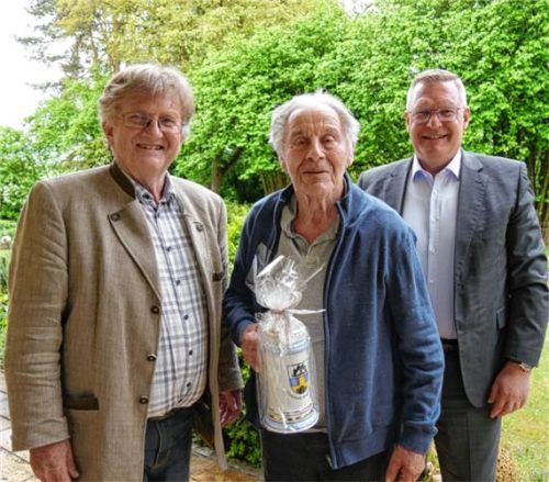 Bei der Feierstunde: (von links) der neue Heimatpfleger der Gemeinde Engelsberg, Dr. Peter Aigner, Georg Bichler, der zum Dank den großen Gemeindekrug erhielt, und Bürgermeister Martin Lackner. Foto Gillitz