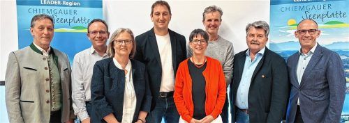 Bei der Mitgliederversammlung: (von links) Konrad Linner, Bürgermeister Amerang, Daniel Mair, Bürgermeister Frasdorf, Friederike Kayser-Bücker, Herbert Strauch, Bürgermeister Übersee, Sabine Löw-Wurmannstetter, Fedor Volckmar-Frentzel, Sepp Reithmeier und Stefan Reichelt, Bürgermeister Chieming. Foto Künzner-Hingerl