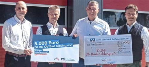 Bei der Scheckübergabe: Christian Ellmayer (Direktor Region Mangfalltal der meine Volksbank Raiffeisenbank eG), Andreas Schunko (Direktor Region Mangfalltal Firmenkundenmanagement), Dominik Plessmann (Vorsitzender des DLRG-Ortsverbands) und Johann Hell (Leiter Stiftungs- und Generationen-Management der meine Volksbank Raiffeisenbank). Foto re