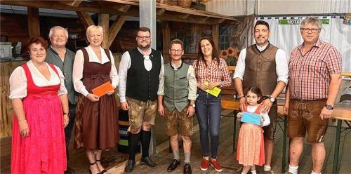 Bei der Siegerehrung des ersten Volksfestschießens: (von links) Heike Perzlmeier, Gauschützenmeister Erich Jungwirth, Monika Heiß, Bürgermeister Stefan Streck, Schützenmeister Elf und Eins Helmut Perzlmeier, Joanna Antolak, Yilmaz Bektas und Sportleiter Andreas Grübl. Foto Perzlmeier