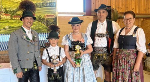 Bei der Siegerehrung: (von links) Vorsitzender Simon Rothmayer (D‘Hochlandler Söllhuben), die Tagesbesten (punktgleich) der Kinder und Jugend Kilian Vordermayer (D‘Hochlandler Söllhuben) und Magdalena Lindner (Almengrün Riedering), Pokalstifter Martin Vordermayer (D‘Hochlandler Söllhuben) mit Gebietsvertreterin Gebiet Simssee Resi Hollinger. Foto Stocker