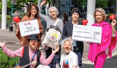 Bei der Übergabe der Spendenschecks: (von links, hinten) Doris Räder, Andrea Andrade, Helene Lohner und Mihaela Hammer gemeinsam mit den beiden KlinikClowns Muck und Lulu (vorne). Foto Sparkassenstiftungen