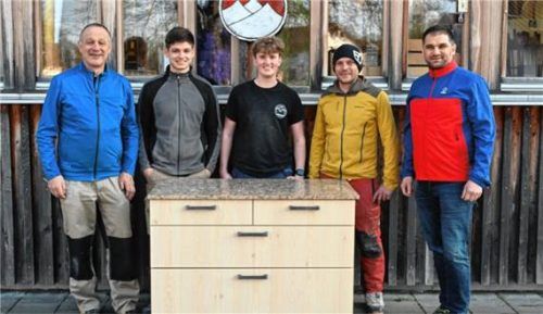 Bei der Übergabe des Küchenkasterls: (von links) Ausbildungsleiter Michi Huber, Josef Grießenböck junior, Maxi Schneider, Steinmetz Lukas Niederauer und Sepp Grießenböck von der Bergwacht Grassau. Foto re