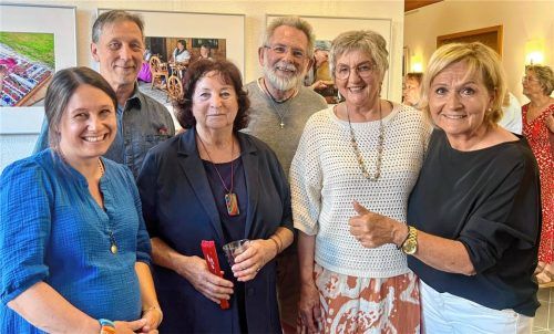 Bei der Vernissage: (von links) Quartiersmanagerin Kathrin Kirmair, Bürgermeister Konrad Linner, Marion Kläber, Reini Feiler, Justine Betzl und Christine Rußwurm. Foto Pillatzki