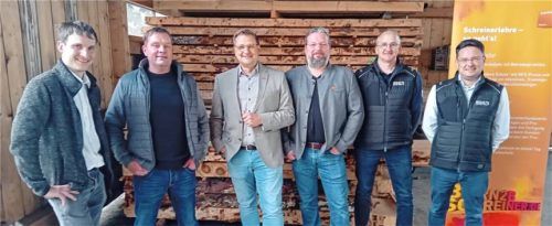Bei der Versammlung in Mühldorf: Obermeister Michael Obereisenbuchner (von links) mit Firmeninhaber Andreas Gramersberger, Kreishandwerksmeister Rainer Dachsberger, stellvertretendem Obermeister Markus Kliegl sowie den beiden Referenten Rupert Maier und Alexander Minich.Foto maier