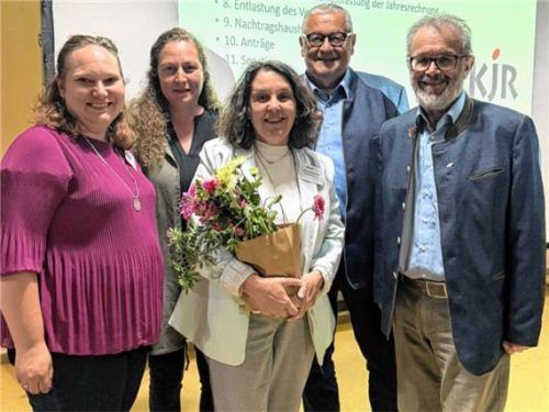 Bei der Vollversammlung: (von links) Zweite Vorsitzende Veronika Mück, Vorsitzende Marion Rasovic, Geschäftsführerin Claudia Hausberger, Waldkraiburgs Bürgermeister Emil Kirchmeier und Richard Fischer, Stellvertreter des Landrats. Foto re