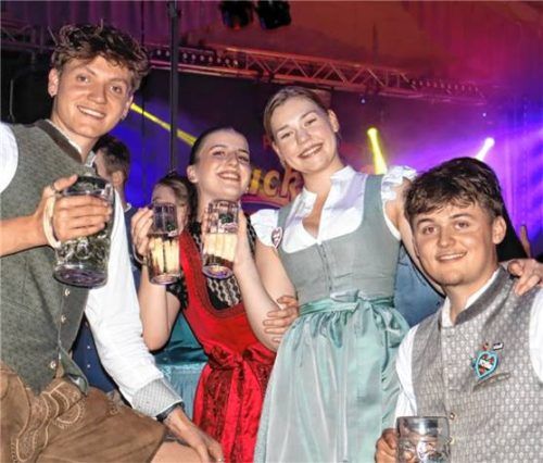 Bei diesen Besuchern herrschte am Samstagabend ausgelassene Partystimmung.