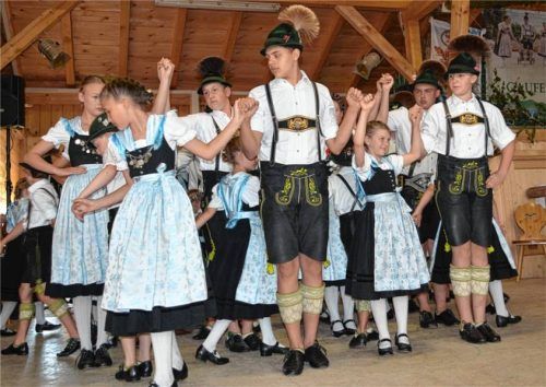 Beim Auftanz präsentierte sich der gesamte Nachwuchs des Staudacher Vereins. Foto Eder