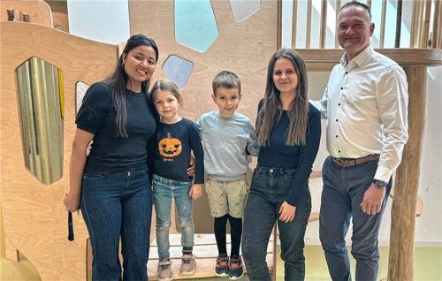 Beim Besuch in der Kindertagesstätte: (von links) Tracy Sailo, Magdalena, Mathias, Viktoria Grenz und Andreas Bonholzer.Foto  re