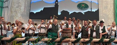Beim Bieranstich: (von links) Bürgermeister Dr. Peter Mayer, Matthäus Wallner (Brauerei Flötzinger), Zweiter Vorsitzender Peter Fortner, Vorsitzender Georg Buchner, umrahmt von den Musikanten der Dreder Musi.Foto Prankl