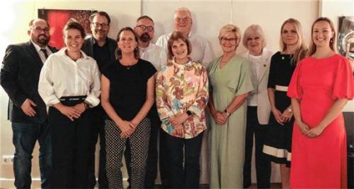 Beim gemeinsamen Abendessen standen die Städtepartnerschaft und der persönliche Austausch im Mittelpunkt: (von links) Georg Machl, Nina Kristen, Bürgermeister Bastian Wernthaler, Tonya Pfaff, Chris Pfaff, Doris Hasse, Joe Yochum, Susan Yochum, Edeltraud Budenhofer, Ursula Winkler-Budenhofer und Juliane Stein.Foto re