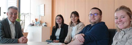 Beim Gespräch im Landratsamt: (von links) Landrat Otto Lederer und die OVB-Volontäre Sophie Mischner, Magdalena Aberle, Thomas Bösl und Theresa Gruber. Foto Borner