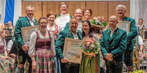 Beim Jahreskonzert ehrte die Musikkapelle Wössen fünf Musikanten für insgesamt 230 Dienstjahre. Das Foto zeigt (vorne, von links) Zweite Vorsitzende Theresa Guggenbichler und Vorsitzenden Edi Ager mit seiner Frau Martina und Dirigent Rupert Fladischer. In der zweiten Reihe sind Wolfgang Kurfer mit Ehefrau Gitti Kurfer, Christoph Tiefenthaler und Thomas Beilhack. Im Hintergrund freuen sich Georg und Margit Schlaipfer.Foto  Flug