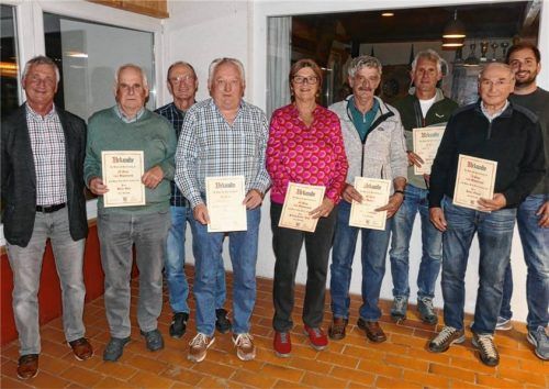 Beim SC Inzell wurden die langjährigen Mitglieder vom Vorsitzenden Andreas Schleich (links) und seinem Stellvertreter Markus Pichler (rechts) geehrt. Die Jubilare sind (von links) Martin Maier (60 Jahre), Josef Gschwendtner (60), Johann Standl (60), Hedwig Leitner-Diehl (60), Stefan Steinbacher (60), Martin Kecht (50) und Robert Scheurl (70). Foto Wegscheider