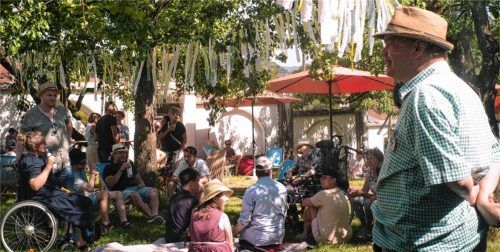 Beim Sommerfest kommen alle zusammen.