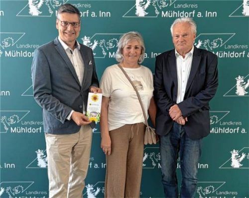 Bekamen ein großes Lob von Landrat Max Heimerl (links): Gisela Thumm, Vorsitzende des Vereins Lichtblicke (Mitte), sowie der stellvertretende Vorsitzende des Vereins, Gerhard Kalisch (rechts). Foto re
