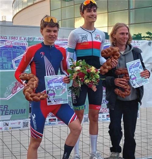 Benno Oberniedermaier aus Kirchdorf (Mitte) feierte in Straubing seinen ersten U19-Saisonsieg.Foto re
