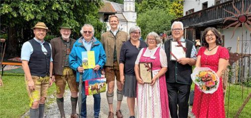 Benno Pertl (Zweiter von rechts) und Monika Franzke (Dritte von rechts) engagieren sich seit 25 Jahren für den „Grenzenlos“-Markt in Sachrang. Michael Beisar (Dritter von links) war zum 75. Mal in Sachrang zu Gast. Für alle drei gab es Ehrungen von den Bürgermeistern und Touristikern der Gemeinde. Foto re