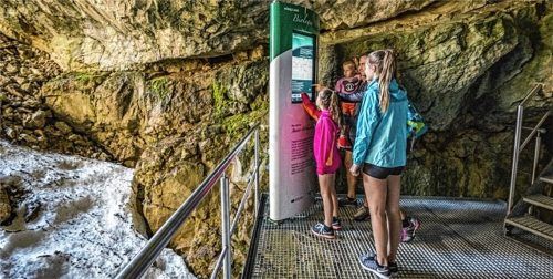 Besucher in der Wendelsteinhöhle an der sogenannten Kältefalle der Station Biologie.Foto Thomas Kujat/Wendelsteinbahn