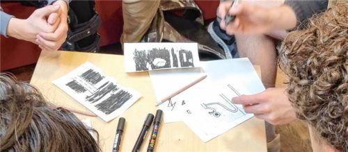 Blackout Poetry wird in der Stadtbibliothek eingeübt.Foto  © Stadtbibliothek Rosenheim