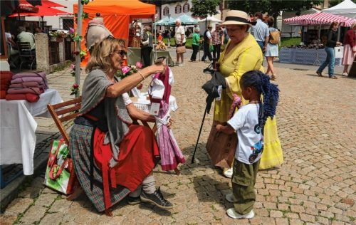 Blaue Haare, braune Haut und viel Interesse am Dirndl – auch so lebt Tradition weiter. Fotos Schwitteck