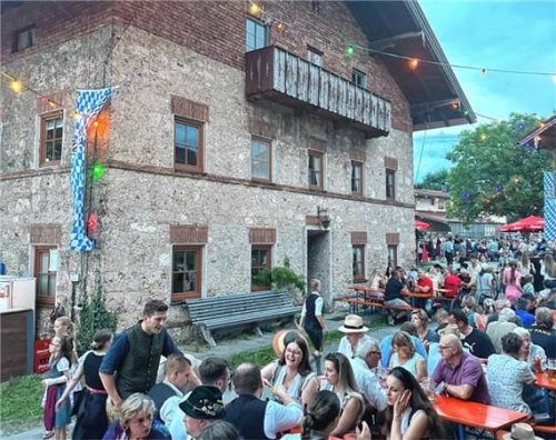 Blick vom alten Frimmernhof über den Hofplatz: Zahlreiche Besucher genossen die gesellige Atmosphäre.