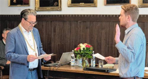 Braucht es eine Disziplinarmaßnahme im neuen Stadtrat von Wasserburg? Milan Matijevic (hier bei seiner Vereidigung) findet: nein. Bürgermeister Bastian Wernthaler (links) sieht es anders. Foto Rieger
