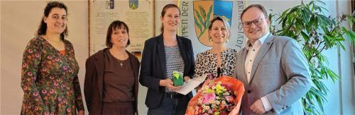 Bürgermeister Andreas Friedrich (rechts) dankte der scheidenden Sozialpädagogin Hannah Landsberger (Zweite von rechts) im Beisein von (von links) Konrektorin Daniela Heß, Schulleiterin Michaela Kaltner und Bernaus Bürgermeisterin Irene Biebl-Daiber. Foto  Wagner