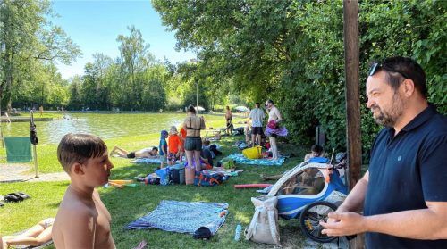 Bürgermeister Dr. Florian Haas im Gespräch mit dem jungen Badegast Benedikt. Foto meindl