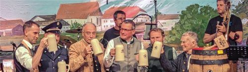 Bürgermeister Georg Reinthaler (von links), der Vorsitzende des Feuerwehr-Vereins, Tobi Stecher, die beiden Vertreter der Brauerei, Alex Lax, Vorsitzender des TSV, und Hans Joachim Bruch, eine „Vereinsikone“ des TSV.Fotos Burlefinger