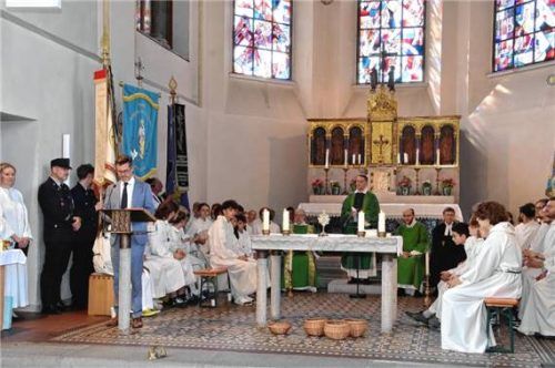 Bürgermeister Karl Mair verabschiedet Pfarrer Orsetti.