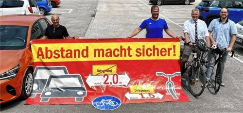 Bürgermeister Richard Richter (Zweiter von rechts) und Andreas Wieser (rechts) mit Christian Heimgartner (links) und Vinzenz Schaberl (Zweiter von links) geben die Marschrichtung für das diesjährige Stadtradeln vor. Foto Neuwirth