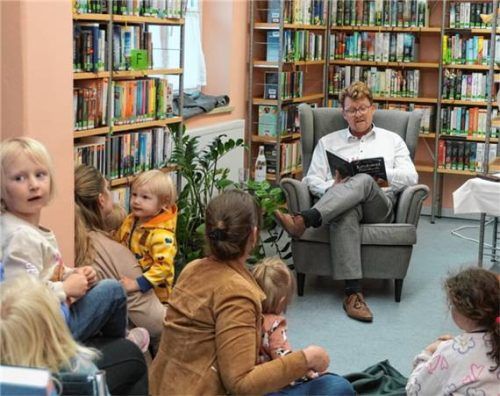 Bürgermeister Roland Kamhuber nahm sich Zeit, um den Kindern vorzulesen. Foto Sutherland