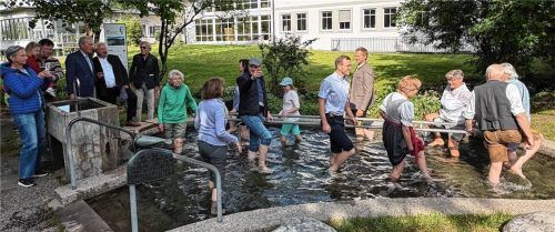 Bürgermeister Simon Frank und weitere Kneipp-Freudige im Kneipp-Becken hinter dem Rathaus. Beim 45. Geburtstag drehte sich alles um das Motto „Kneipp – Freude und Genuss“, das „Zamhocka“ und die Kultur. Dazu hatte Dr. Dr. Klaus Piwernetz, Vorsitzender des Kneipp-Vereins (Zweiter von links), als Festredner Professor Hansjörg Schellenberger (links) und Alois Juraschek (Dritter von links) geladen. Fotos Kirchner