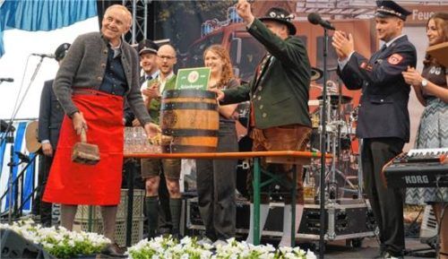 Bürgermeister und Schirmherr Franz Ehgartner beim Anzapfen mit Kommandant Marco Stubenrauch, Lieferant Martin Hartinger, Patenbraut Isabella Auer, Landtagsabgeordnetem Sascha Schnürer, Vorsitzendem Robert Huber und Festbraut Verena Bauer. Foto Sutherland