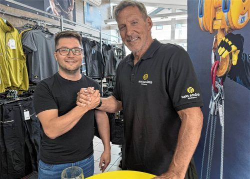 Bürgermeister und Weltmeister: Pruttings Rathauschef Johannes Thusbaß (links) und Ralf Moeller beim herzhaften Handschlag. Fotos Weiser
