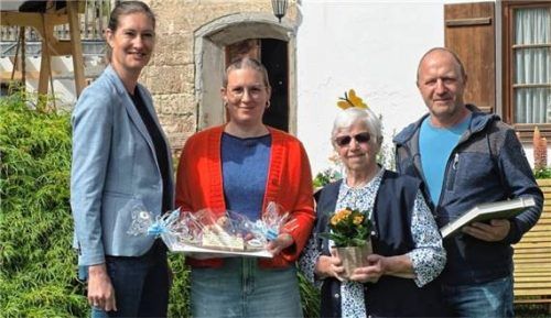 Bürgermeisterin Irene Biebl-Daiber (von links) gratulierte Ann-Kathrin, Viktoria und Gottfried Garnreiter. Foto re