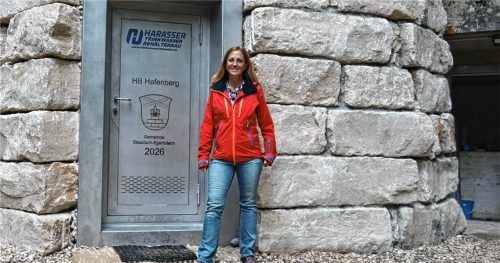 Bürgermeisterin Martina Gaukler freut sich über die mit großen Felsblöcken ummantelte Wasseraufbereitungsanlage am Hafenberg. Foto Eder