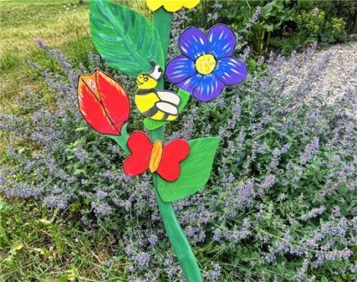 Bunte Aufsteller weisen beim „Tag der offenen Gartentür“ auf die geöffneten Gärten hin. Foto Adersberger