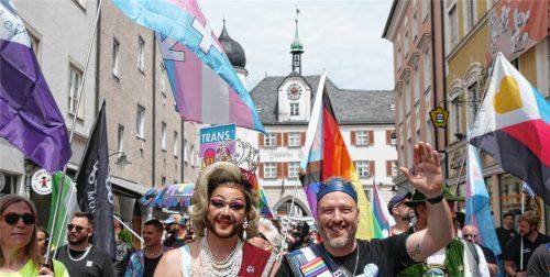 Bunte Fahnen für mehr Vielfalt: Rund 1.500 Menschen waren beim CSD in Rosenheim auf der Straße. Fotos Peter Huber