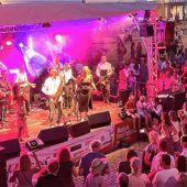 Drei Tage Musik, Kulinarik und Feuershow auf fünf Bühnen